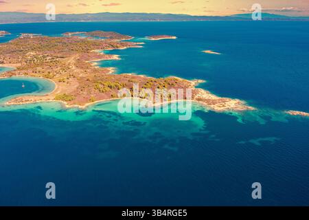 Vue sur le paysage marin avec une belle baie par une journée ensoleillée. Vue d'en haut sur l'île de Diaporos près de Vourvourou, Grèce, Europe Banque D'Images