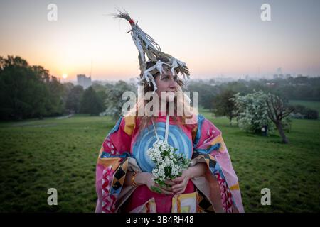 Londres, Royaume-Uni. 1er mai 2025. Jour de mai à l'aube sur Primrose Hill - marquant le début de l'été, à mi-chemin entre l'équinoxe de printemps de l'hémisphère nord et le solstice de juin. Crédit : Guy Corbishley/Alamy Live News Banque D'Images
