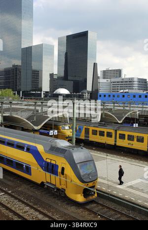 Train à la gare, Central Station Centraal Station, derrière l'immeuble de bureaux Delftse Poort am Weena, Rotterdam, Zuid-Holland, Hollande du Sud, Banque D'Images