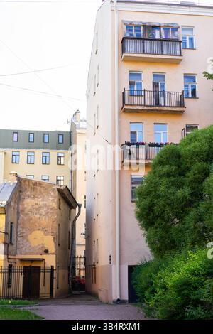 Façade de bâtiment d'architecture minimaliste de l'extérieur de la vieille maison historique. Éléments décoratifs de conception ornementale de l'appartement de style européen classique Banque D'Images