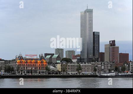 Le bâtiment Hulstkamp, monument sur le Noorderijland, et la tour Maastoren, architecture moderne sur le Kop van Zuid, Rotterdam, Zuid-Holland, th Banque D'Images