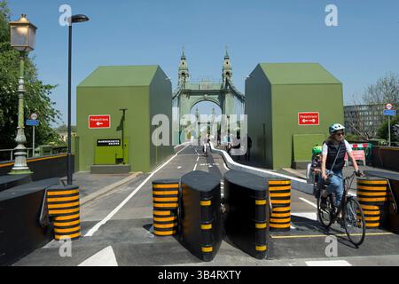 vu du côté barnes, les cyclistes et les piétons traversent le pont hammersmith après la réouverture du pont aux cyclistes et aux piétons en avril 2025 Banque D'Images