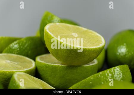 Moitiés de citron vert saines avec couleurs vives Banque D'Images