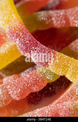 Marmelade multicolore dans une pile gros plan photo verticale. Banque D'Images