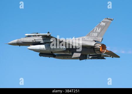 Un F-16 du 93e escadron de chasse, surnommé le Makos, fait partie de la 482e escadre de chasse du Commandement de la réserve de l'Air Force à la base de réserve aérienne de Homestead. Banque D'Images
