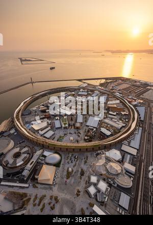Vue aérienne d'Osaka Expo 2025 Japon, vue en hélicoptère du coucher du soleil du Grand Ring et des pavillons de campagne sur l'île de Yumeshimanaka Banque D'Images