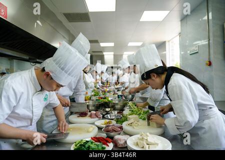 Chengdu, province chinoise du Sichuan. 24 avril 2025. Les étudiants pratiquent la cuisine du Sichuan à l'Université du tourisme du Sichuan à Chengdu, dans la province du Sichuan du sud-ouest de la Chine, le 24 avril 2025. POUR ALLER DE PAIR AVEC « China Focus : la loi chinoise sur la cuisine locale pimente les tables à manger du monde entier » crédit : Xu Bingjie/Xinhua/Alamy Live News Banque D'Images