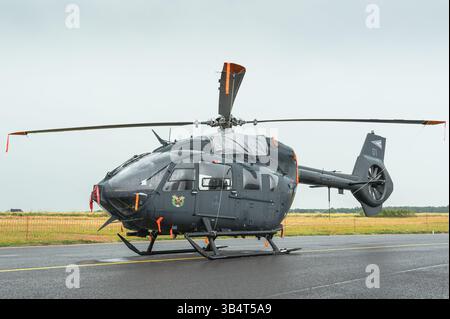 Hélicoptère utilitaire léger bimoteur Eurocopter EC145M de l'armée de l'air hongroise. Banque D'Images