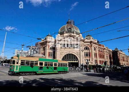 Une vue générale de Flinders Street Station, l'un des monuments emblématiques. Les élections fédérales auront lieu le 3 mai 2025. Alors que le pays approche de l'élection fédérale de 2025, des scènes à travers Melbourne reflètent les principaux thèmes de la campagne. Le coût de la vie, les infrastructures, les transports, l'accessibilité du logement et l'immobilier international sont au cœur du débat politique. Le premier ministre Anthony Albanese (travailliste) a promis une augmentation des investissements dans le rail et le métro tandis que le chef de l'opposition Peter Dutton (libéral) s'est concentré sur l'offre de logements et le contrôle des migrations. Le leader des Verts Adam Bandt continue de plaider pour str Banque D'Images