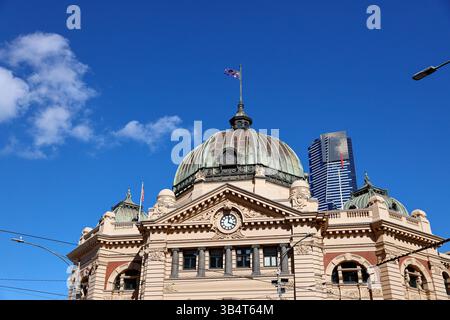 Une vue générale de Flinders Street Station, l'un des monuments emblématiques. Les élections fédérales auront lieu le 3 mai 2025. Alors que le pays approche de l'élection fédérale de 2025, des scènes à travers Melbourne reflètent les principaux thèmes de la campagne. Le coût de la vie, les infrastructures, les transports, l'accessibilité du logement et l'immobilier international sont au cœur du débat politique. Le premier ministre Anthony Albanese (travailliste) a promis une augmentation des investissements dans le rail et le métro tandis que le chef de l'opposition Peter Dutton (libéral) s'est concentré sur l'offre de logements et le contrôle des migrations. Le leader des Verts Adam Bandt continue de plaider pour str Banque D'Images