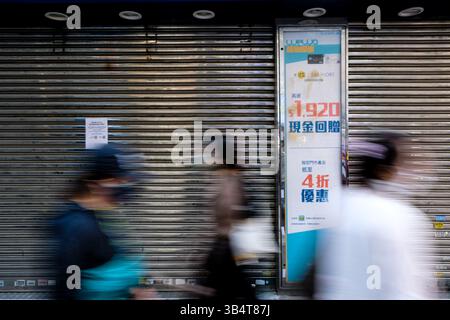 11 mars 2022, Hong Kong, Chine : les gens marchent devant un magasin local fermé. Hong Kong a confirmé plus de 29 000 nouvelles infections à coronavirus vendredi, (crédit image : © Keith Tsuji/ZUMA Press Wire) Banque D'Images