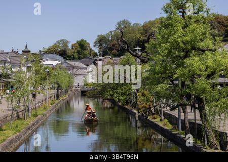 Kurashiki Bikan Historical Quarter vue sur le canal avec bateaux Banque D'Images