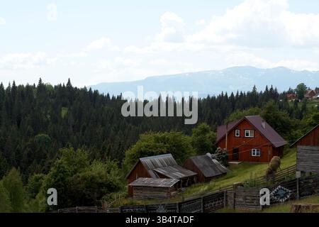 Cabanes de montagne colorées et maisons dans les villages ukrainiens de Transcarpathie Banque D'Images