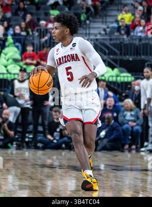11 mars 2022 Las Vegas, Nevada, États-Unis le garde des Arizona Wildcats Justin Kier (5 ans) amène le ballon sur le terrain lors du match de demi-finale du tournoi de basket-ball masculin NCAA PAC 12 entre les Arizona Wildcats et les Colorado Buffaloes. Arizona a battu Colorado 82-72 au T Mobile Arena Las Vegas, Nevada. Thurman James / CSM(crédit image : © Thurman James/CSM via ZUMA Press Wire) Banque D'Images