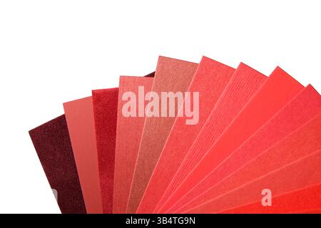 Une palette de nuances de papier rouge sur fond blanc. Textures et nuances. Échantillons de papier. Banque D'Images