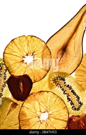 Aliments diététiques. Chips de fruits séchés sur un fond blanc. Collations naturelles et saines. Chips diététiques à base de fruits secs. Banque D'Images