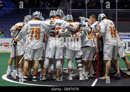 12 mars 2022 : les joueurs du Riptide de New York se réunissent avant le début du troisième quart-temps contre les Knighthawks de Rochester. Les Knighthawks de Rochester ont accueilli le Riptide de New York dans un match de la National Lacrosse League au Blue Cross Arena de Rochester, New York. (Jonathan Tenca/CSM)(image crédit : © Jonathan Tenca/CSM via ZUMA Press Wire) Banque D'Images