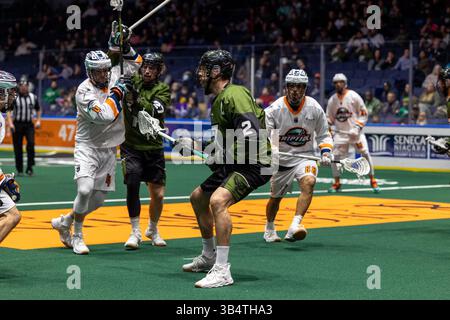 12 mars 2022 : le défenseur des Rochester Knighthawks Paul Dawson (2) défend au quatrième quart-temps contre le Riptide de New York. Les Knighthawks de Rochester ont accueilli le Riptide de New York dans un match de la National Lacrosse League au Blue Cross Arena de Rochester, New York. (Jonathan Tenca/CSM)(image crédit : © Jonathan Tenca/CSM via ZUMA Press Wire) Banque D'Images