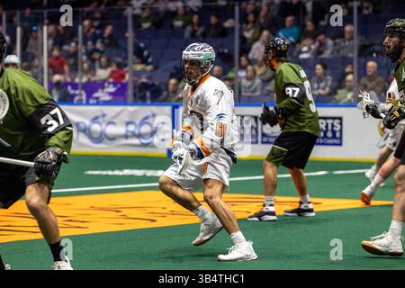 12 mars 2022 : L'attaquant Larson Sundown (68 ans) du Riptide de New York défend en quatrième période contre les Knighthawks de Rochester. Les Knighthawks de Rochester ont accueilli le Riptide de New York dans un match de la National Lacrosse League au Blue Cross Arena de Rochester, New York. (Jonathan Tenca/CSM)(image crédit : © Jonathan Tenca/CSM via ZUMA Press Wire) Banque D'Images