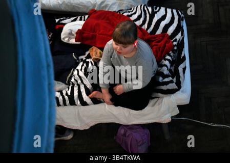 12 mars 2022, Lviv, Ukraine : Natalia, 7 ans, et sa mère Lera, de Dnipro, espèrent aller en Pologne en tant que personnes déplacées par le refuge russe au Théâtre les Kurbas à Lviv, Ukraine, le 12 mars 2022. C'est le plus grand exode de personnes depuis la seconde Guerre mondiale. (Crédit image : © Carol Guzy/ZUMA Press Wire) Banque D'Images