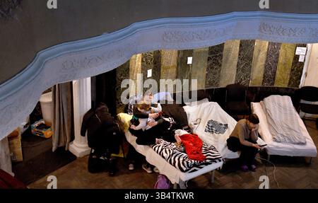 12 mars 2022, Lviv, Ukraine : Natalia, 7 ans, et sa mère Lera, de Dnipro, espèrent aller en Pologne en tant que personnes déplacées par le refuge russe au Théâtre les Kurbas à Lviv, Ukraine, le 12 mars 2022. C'est le plus grand exode de personnes depuis la seconde Guerre mondiale. (Crédit image : © Carol Guzy/ZUMA Press Wire) Banque D'Images
