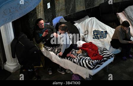 12 mars 2022, Lviv, Ukraine : Natalia, 7 ans, et sa mère Lera, de Dnipro, espèrent aller en Pologne en tant que personnes déplacées par le refuge russe au Théâtre les Kurbas à Lviv, Ukraine, le 12 mars 2022. C'est le plus grand exode de personnes depuis la seconde Guerre mondiale. (Crédit image : © Carol Guzy/ZUMA Press Wire) Banque D'Images