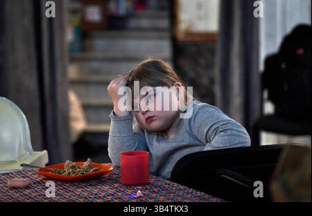 12 mars 2022, Lviv, Ukraine : Natalia, 7 ans, et sa mère Lera, de Dnipro, espèrent aller en Pologne en tant que personnes déplacées par le refuge russe au Théâtre les Kurbas à Lviv, Ukraine, le 12 mars 2022. C'est le plus grand exode de personnes depuis la seconde Guerre mondiale. (Crédit image : © Carol Guzy/ZUMA Press Wire) Banque D'Images