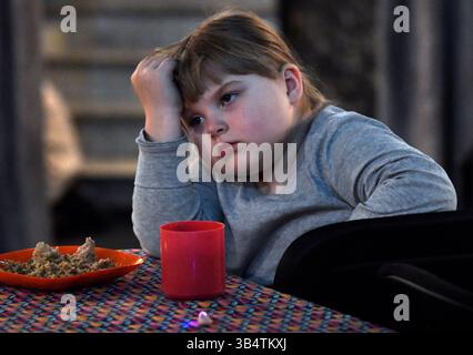 12 mars 2022, Lviv, Ukraine : NATALIA, 7 ans, et sa mère Lera, de Dnipro, espèrent aller en Pologne en tant que personnes déplacées par l’abri russe contre l’invasion au Théâtre les Kurbas à Lviv. C'est le plus grand exode de personnes depuis la seconde Guerre mondiale. (Crédit image : © Carol Guzy/ZUMA Press Wire) Banque D'Images