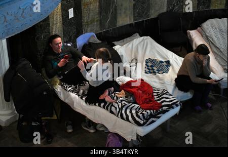 12 mars 2022, Lviv, Ukraine : Natalia, 7 ans, et sa mère Lera, de Dnipro, espèrent aller en Pologne en tant que personnes déplacées par le refuge russe au Théâtre les Kurbas à Lviv, Ukraine, le 12 mars 2022. C'est le plus grand exode de personnes depuis la seconde Guerre mondiale. (Crédit image : © Carol Guzy/ZUMA Press Wire) Banque D'Images