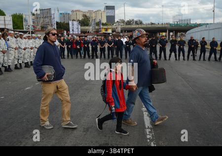 21 février 2020, Tijuana, basse Californie, Mexique : trois groupes distincts de womenâ€™ ont défilé ensemble pour protester à la frontière américano-mexicaine, près du poste de contrôle de San Ysidro-Tijuana à l'entrée de Chaparral, pour attirer l'attention sur la violence contre les femmes, les fémicides, dans la ville de Tijuana. Les flics fédéraux, municipaux et la garde nationale se sont rassemblés pour les empêcher d’avancer plus loin dans la région le vendredi 21 février 2020. (Crédit image : © Carlos A. Moreno/ZUMA Press Wire) Banque D'Images