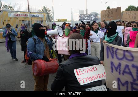 21 février 2020, Tijuana, basse Californie, Mexique : trois groupes distincts de womenâ€™ ont défilé ensemble pour protester à la frontière américano-mexicaine, près du poste de contrôle de San Ysidro-Tijuana à l'entrée de Chaparral, pour attirer l'attention sur la violence contre les femmes, les fémicides, dans la ville de Tijuana. Les flics fédéraux, municipaux et la garde nationale se sont rassemblés pour les empêcher d’avancer plus loin dans la région le vendredi 21 février 2020. (Crédit image : © Carlos A. Moreno/ZUMA Press Wire) Banque D'Images