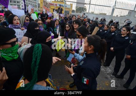 21 février 2020, Tijuana, basse Californie, Mexique : trois groupes distincts de womenâ€™ ont défilé ensemble pour protester à la frontière américano-mexicaine, près du poste de contrôle de San Ysidro-Tijuana à l'entrée de Chaparral, pour attirer l'attention sur la violence contre les femmes, les fémicides, dans la ville de Tijuana. Les flics fédéraux, municipaux et la garde nationale se sont rassemblés pour les empêcher d’avancer plus loin dans la région le vendredi 21 février 2020. (Crédit image : © Carlos A. Moreno/ZUMA Press Wire) Banque D'Images