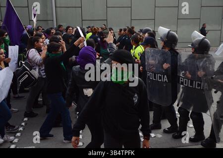 21 février 2020, Tijuana, basse Californie, Mexique : trois groupes distincts de womenâ€™ ont défilé ensemble pour protester à la frontière américano-mexicaine, près du poste de contrôle de San Ysidro-Tijuana à l'entrée de Chaparral, pour attirer l'attention sur la violence contre les femmes, les fémicides, dans la ville de Tijuana. Les flics fédéraux, municipaux et la garde nationale se sont rassemblés pour les empêcher d’avancer plus loin dans la région le vendredi 21 février 2020. (Crédit image : © Carlos A. Moreno/ZUMA Press Wire) Banque D'Images