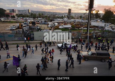 21 février 2020, Tijuana, basse Californie, Mexique : trois groupes distincts de womenâ€™ ont défilé ensemble pour protester à la frontière américano-mexicaine, près du poste de contrôle de San Ysidro-Tijuana à l'entrée de Chaparral, pour attirer l'attention sur la violence contre les femmes, les fémicides, dans la ville de Tijuana. Les flics fédéraux, municipaux et la garde nationale se sont rassemblés pour les empêcher d’avancer plus loin dans la région le vendredi 21 février 2020. (Crédit image : © Carlos A. Moreno/ZUMA Press Wire) Banque D'Images