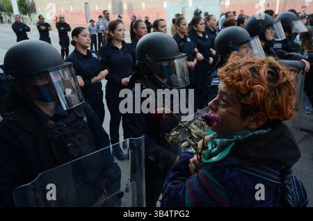 21 février 2020, Tijuana, basse Californie, Mexique : trois groupes de femmes ont défilé ensemble pour protester à la frontière américano-mexicaine, près du poste de contrôle de San Ysidro-Tijuana à l'entrée de Chaparral, pour attirer l'attention sur la violence contre les femmes. Les flics fédéraux, municipaux et la garde nationale se sont rassemblés pour les empêcher d'avancer plus loin dans la région vendredi. (Crédit image : © Carlos A. Moreno/ZUMA Press Wire) Banque D'Images