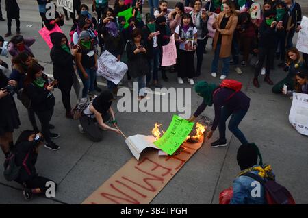 21 février 2020, Tijuana, basse Californie, Mexique : trois groupes distincts de womenâ€™ ont défilé ensemble pour protester à la frontière américano-mexicaine, près du poste de contrôle de San Ysidro-Tijuana à l'entrée de Chaparral, pour attirer l'attention sur la violence contre les femmes, les fémicides, dans la ville de Tijuana. Les flics fédéraux, municipaux et la garde nationale se sont rassemblés pour les empêcher d’avancer plus loin dans la région le vendredi 21 février 2020. (Crédit image : © Carlos A. Moreno/ZUMA Press Wire) Banque D'Images