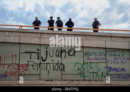 21 février 2020, Tijuana, basse Californie, Mexique : trois groupes distincts de womenâ€™ ont défilé ensemble pour protester à la frontière américano-mexicaine, près du poste de contrôle de San Ysidro-Tijuana à l'entrée de Chaparral, pour attirer l'attention sur la violence contre les femmes, les fémicides, dans la ville de Tijuana. Les flics fédéraux, municipaux et la garde nationale se sont rassemblés pour les empêcher d’avancer plus loin dans la région le vendredi 21 février 2020. (Crédit image : © Carlos A. Moreno/ZUMA Press Wire) Banque D'Images
