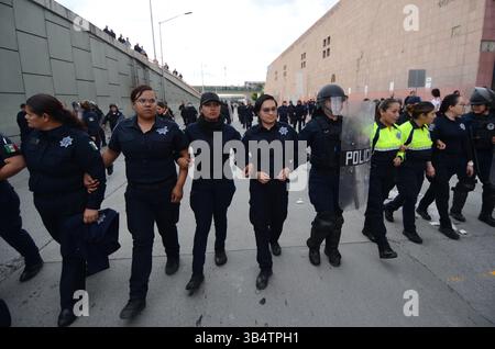 21 février 2020, Tijuana, basse Californie, Mexique : trois groupes distincts de womenâ€™ ont défilé ensemble pour protester à la frontière américano-mexicaine, près du poste de contrôle de San Ysidro-Tijuana à l'entrée de Chaparral, pour attirer l'attention sur la violence contre les femmes, les fémicides, dans la ville de Tijuana. Les flics fédéraux, municipaux et la garde nationale se sont rassemblés pour les empêcher d’avancer plus loin dans la région le vendredi 21 février 2020. (Crédit image : © Carlos A. Moreno/ZUMA Press Wire) Banque D'Images