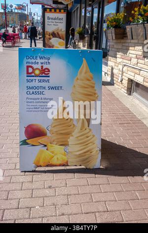 Panneau de trottoir publicité Dole Soft serve crème glacée saveur ananas et mangue Clifton Hill Niagara Falls Ontario Canada, photo stock Banque D'Images