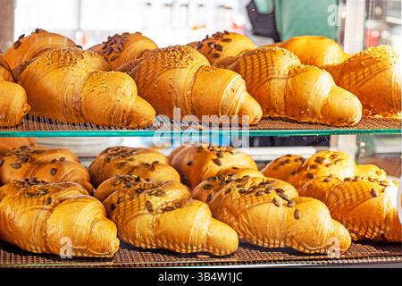 croissants chauds sans remplissage dans un bakeryhot croissants sans remplissage dans une boulangerie Banque D'Images