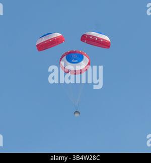 25 mai 2022, Las Cruces, Nouveau-Mexique, États-Unis : le vaisseau spatial CST-100 Starliner de Boeingâ€™s atterrit au port spatial White Sands missile de Rangeâ€™s, le mercredi 25 mai 2022, au Nouveau-Mexique. Le test en vol orbital 2 (OFT-2) de Boeingâ€™s est le deuxième test en vol sans équipage de Starlinerâ€™s à destination de la Station spatiale internationale dans le cadre du programme commercial Crew Program de la NASA. OFT-2 sert de test de bout en bout des capacités du système. .Crédit obligatoire : Bill Ingalls / NASA via CNP (crédit image : © Bill Ingalls - NASA via CNP / CNP via ZUMA Press Wire) Banque D'Images