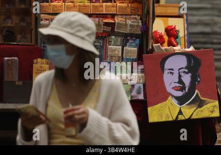 23 mai 2022, HONG KONG, CHINE : une œuvre d'art représentant l'image du président du Parti communiste chinois et un dictateur, Mao Zhe Dong ( Mao Tse-tung ) est en vente chez le vendeur dans le centre commercial de Hong Kong.mai-23,2022Hong Kong.ZUMA/Liau Chung-Ren (crédit image : © Liau Chung-Ren/ZUMA Press Wire) Banque D'Images