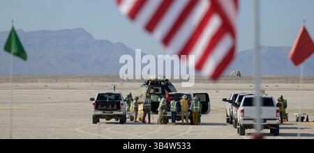 25 mai 2022, Las Cruces, Nouveau-Mexique, États-Unis : les équipes de Boeing et de la NASA travaillent autour du vaisseau spatial CST-100 Starliner de Boeingâ€™ après son atterrissage au port spatial de White Sands missile Rangeâ€™, le mercredi 25 mai 2022, au Nouveau-Mexique. Le test en vol orbital 2 (OFT-2) de Boeingâ€™s est le deuxième test en vol sans équipage de Starlinerâ€™s à destination de la Station spatiale internationale dans le cadre du programme commercial Crew Program de la NASA. OFT-2 sert de test de bout en bout des capacités du système. .Crédit obligatoire : Bill Ingalls / NASA via CNP (crédit image : © Bill Ingalls - NASA via CNP / CNP via ZUMA Press Wire) Banque D'Images