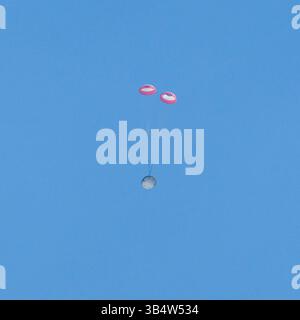 25 mai 2022, Las Cruces, Nouveau-Mexique, États-Unis : le vaisseau spatial CST-100 Starliner de Boeingâ€™ est vu sous des parachutes de drogue alors qu'il atterrit au port spatial de White Sands missile Rangeâ€™, le mercredi 25 mai 2022, au Nouveau-Mexique. Le test en vol orbital 2 (OFT-2) de Boeingâ€™s est le deuxième test en vol sans équipage de Starlinerâ€™s à destination de la Station spatiale internationale dans le cadre du programme commercial Crew Program de la NASA. OFT-2 sert de test de bout en bout des capacités du système. .Crédit obligatoire : Bill Ingalls / NASA via CNP (crédit image : © Bill Ingalls - NASA via CNP / CNP via ZUMA Press Wire) Banque D'Images