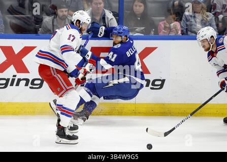 7 juin 2022, Tampa, FL, USA : Pierre-Edouard Bellemare (41 ans), aile gauche du Lightning de Tampa Bay, est contrôlé par le centre des Rangers de New York Kevin Rooney (17 ans) lors de la deuxième période, mardi 7 juin 2022, dans le quatrième match de la finale de la Conférence de l'est des éliminatoires de la Stanley Cup à l'Amalie Arena de Tampa, Floride. (Crédit image : © Douglas R. Clifford/Tampa Bay Times/TNS via ZUMA Press Wire) Banque D'Images