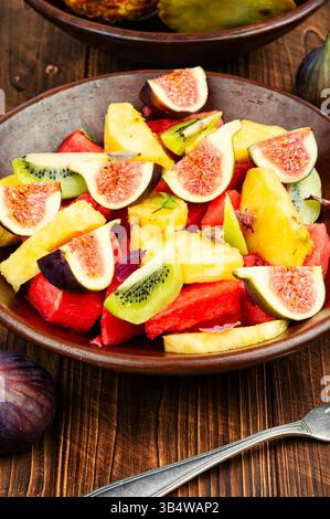 Bol rempli de fruits frais sur une table en bois rustique. Banque D'Images