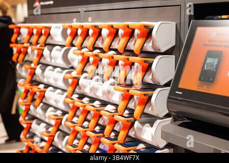 28 avril 2025, Tallinn, Estonie Un acheteur utilise un lecteur de codes-barres portatif pour scanner des produits dans un supermarché moderne. L'image illustre le libre-service Banque D'Images