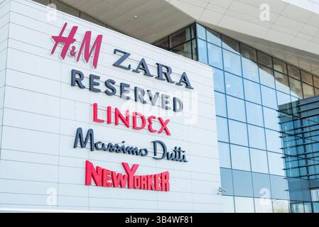 27 avril 2025 Tallinn Estonie, signe bannière avec des magasins de marque célèbres dans un centre commercial Ülemiste Banque D'Images