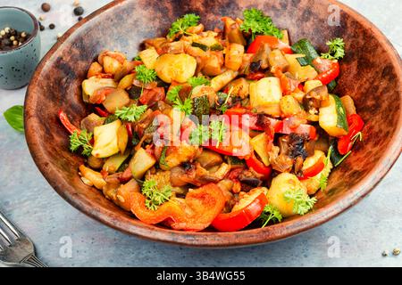 Plat de légumes français, ratatouille. Aubergines ou courgettes cuites au four, poivrons et tomates. Banque D'Images