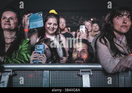 Copenhague, Danemark. 29 avril 2025. Des spectateurs vus lors d'un concert live avec la chanteuse norvégienne Aurora au KB Hallen à Frederiksberg, Copenhague. Banque D'Images